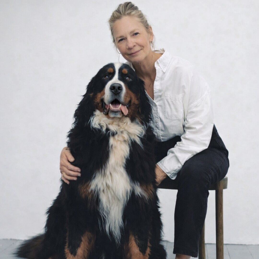 Inge met een hond bij Dogi